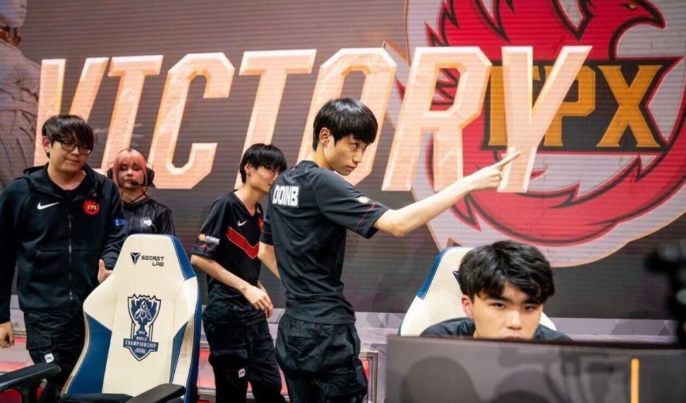 登贝莱随球 登贝莱随球